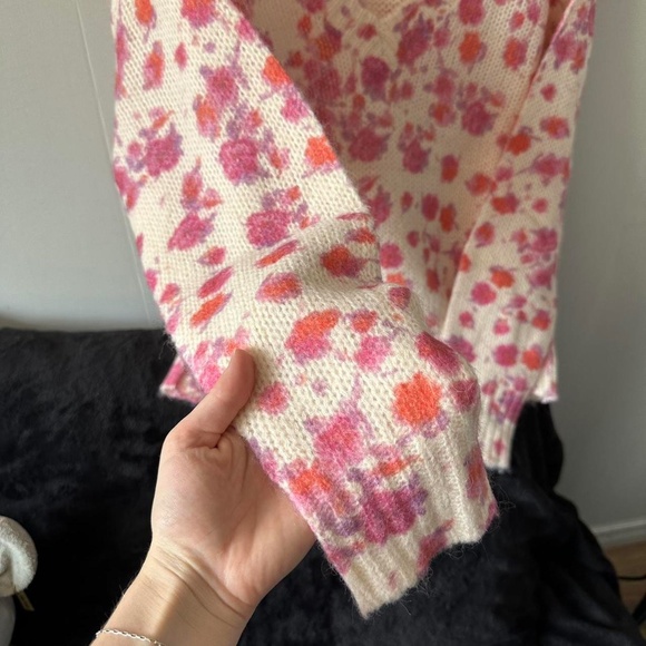 Soft pink floral v-neck sweater - Picture 2 of 8